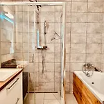 Baltic Inspiration - Guest Favorite, Location, 200m To Sandy Beach, 75 Sqm, 2 King Bedrooms, Jacuzzi Bath, Underground Parking, Super Host *